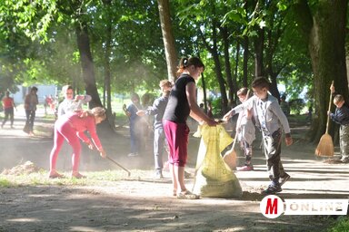Hétvégén lázas munka folyt a gunarasi iskolában (Lakatos János felvétele)