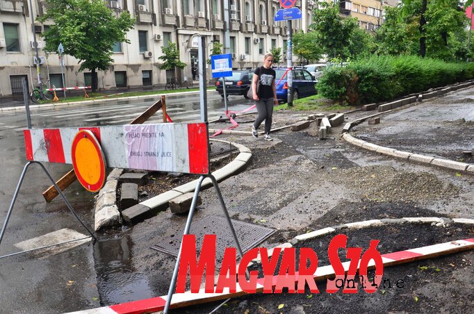 A Put közvállalat dolgozói már megkezdték az Makszim Gorkij utcában a megrongált járdarészek feltörését és eltávolítását (Dávid Csilla felvétele)