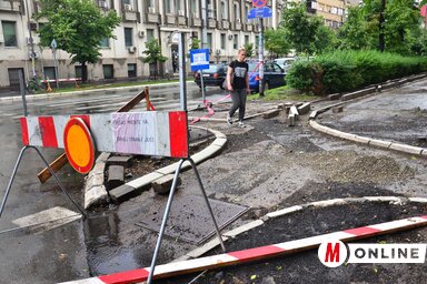 A Put közvállalat dolgozói már megkezdték az Makszim Gorkij utcában a megrongált járdarészek feltörését és eltávolítását (Dávid Csilla felvétele)