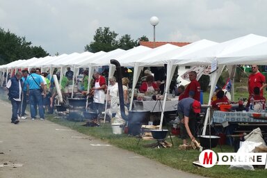 A legnagyobb szerbiai babfőző verseny szombaton, június 3-án 11 órakor  kezdődik a temerini vásártéren. Képünk a tavalyi versenyen készült (Góbor Béla felvétele)