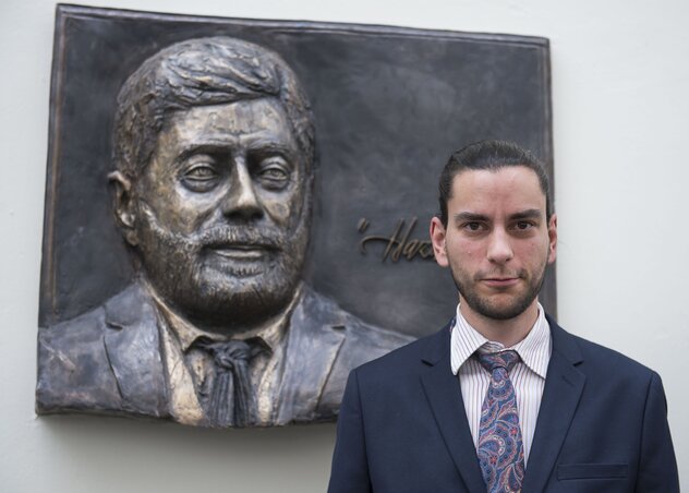 Hatala Péter képzőművész, a dombormű alkotója a rendszerváltás utáni első belügyminiszter, Horváth Balázs emléktáblájának avatásán (Fotó: MTI)