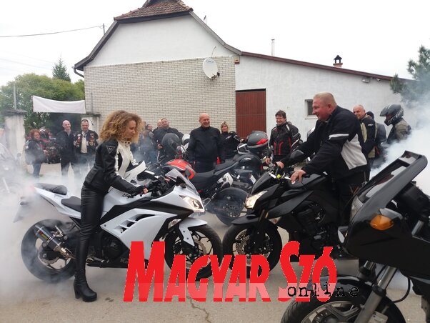 Motorpárbaj – hangerőpróba (Paszterkó Erika felvétele) Motorpárbaj – hangerőpróba (Paszterkó Erika felvétele)