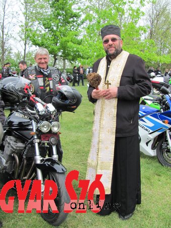 A pap megáldja a motort és lovasát (Paszterkó Erika felvétele) A pap megáldja a motort és lovasát (Paszterkó Erika felvétele)
