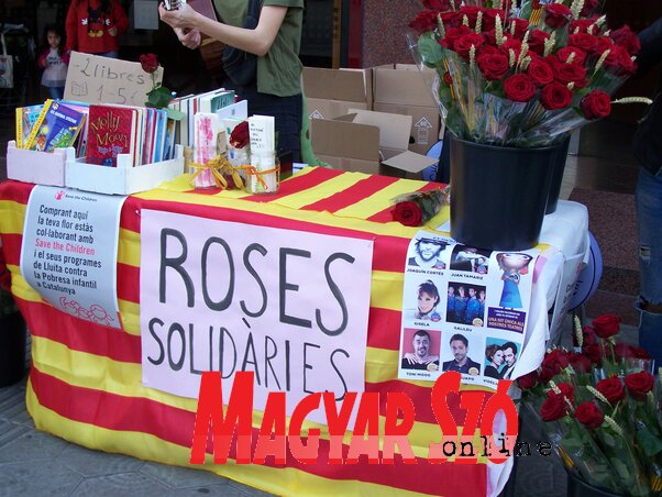 Könyvkiállítás-részlet, mert a katalánok a könyvről, borról és a rózsáról szeretnek leginkább értekezni (Varjú Márta felvétele)