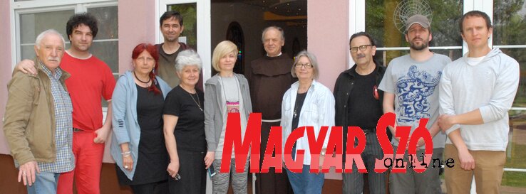 Az alkotótábor résztvevőinek egy csoportja Az alkotótábor résztvevőinek egy csoportja