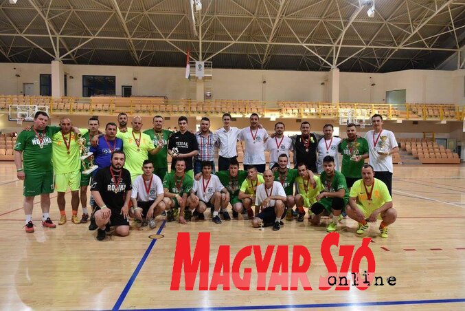 Az első három helyezett: az első a temerini F.C. Vadak csapata, második Zenta önkormányzata, a harmadik a tavalyi címvédő, a magyarországi No-mi:van? csapata Az első három helyezett: az első a temerini F.C. Vadak csapata, második Zenta önkormányzata, a harmadik a tavalyi címvédő, a magyarországi No-mi:van? csapata