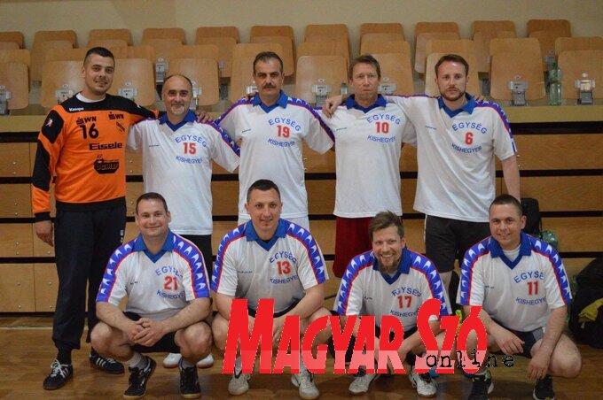 Az öregfiúk: állnak (balról jobbra) Zabos Tibor, Pék Zoltán, Balázs Ferenc, Ladóczki Gyula, Kovács Károly; alsó sor: Fremond Árpád, Halasi Szabolcs, Blaskó Árpád és Ótott Róbert Az öregfiúk: állnak (balról jobbra) Zabos Tibor, Pék Zoltán, Balázs Ferenc, Ladóczki Gyula, Kovács Károly; alsó sor: Fremond Árpád, Halasi Szabolcs, Blaskó Árpád és Ótott Róbert