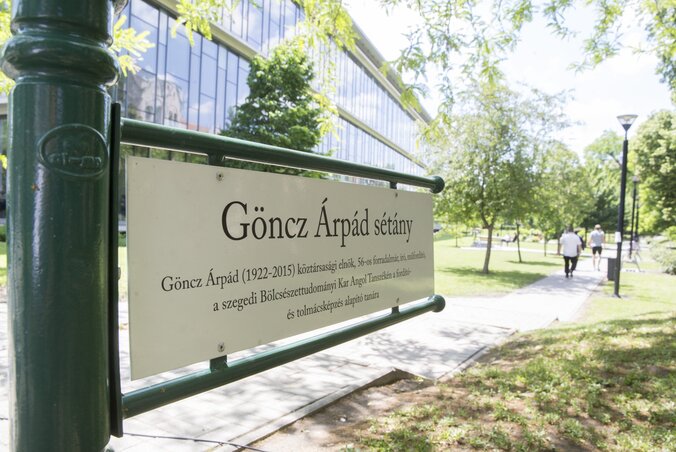 Az egyetem és a könyvtár közötti parkosított részen húzódik a magyar államfőről elnevezett sétány (Fotó: MTI)