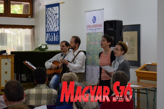 A rendezvényen számos program, köztük közös éneklés is várta az érdeklődőket (kép: Máriás Endre) A rendezvényen számos program, köztük közös éneklés is várta az érdeklődőket (kép: Máriás Endre)