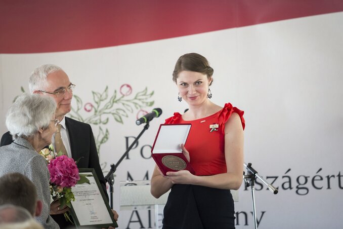 Erdélyi Ágnes átveszi a díjat (Fotó: MTI)