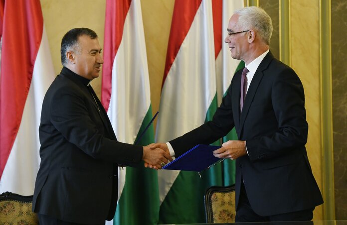 Balog Zoltán miniszter (jobbról) és Bashar Matti Warda erbíli érsek kezet fog (Fotó: MTI)