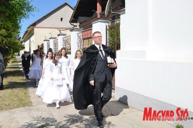 Orosz Attila lelkész bevezeti a konfirmandusokat a templomba (Lakatos János felvétele)