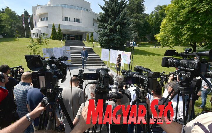 Sajtótájékoztató a belgrádi Béke Villa kertjében (Ótos András felvétele)