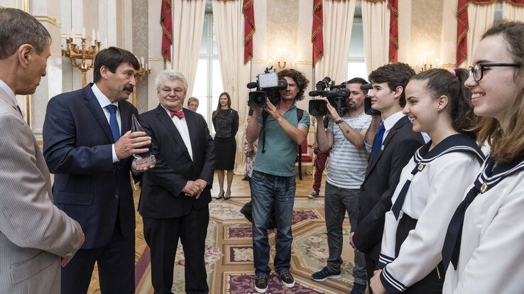 Áder János fogadta a stockholmi ifjúsági víz díj magyarországi döntőjének győzteseit (Fotó: MTI)