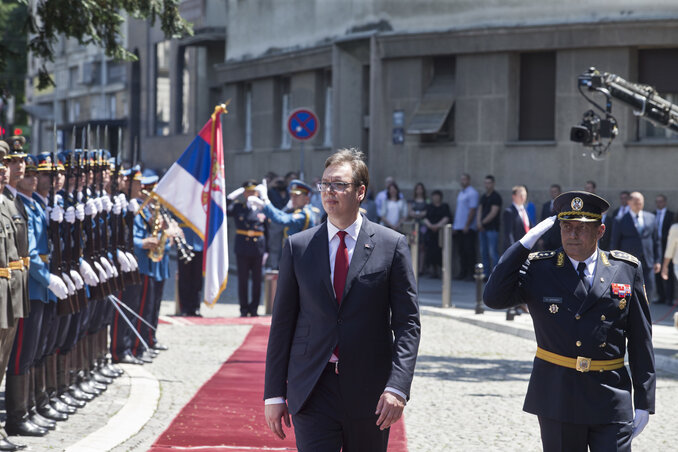 Tisztelgés Ljubiša Diković vezérkari főnök társaságában (Beta/AP)