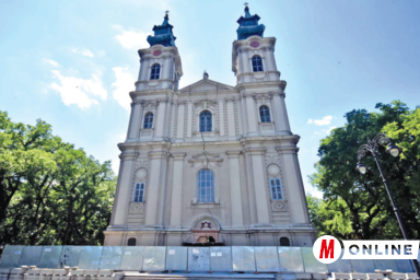 Évről évre nagyobb a repedés a tornyok között (Gergely Árpád felvétele)