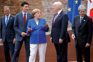Mi a fene bajod van velünk? Mintha csak ezt kérdezné Angela Merkel Donald Trumptól ezen,a G7-es csúcson készült felvételen (Fotó: Beta/AP)
