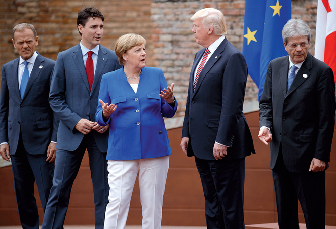Mi a fene bajod van velünk? Mintha csak ezt kérdezné Angela Merkel Donald Trumptól ezen,a G7-es csúcson készült felvételen (Fotó: Beta/AP)