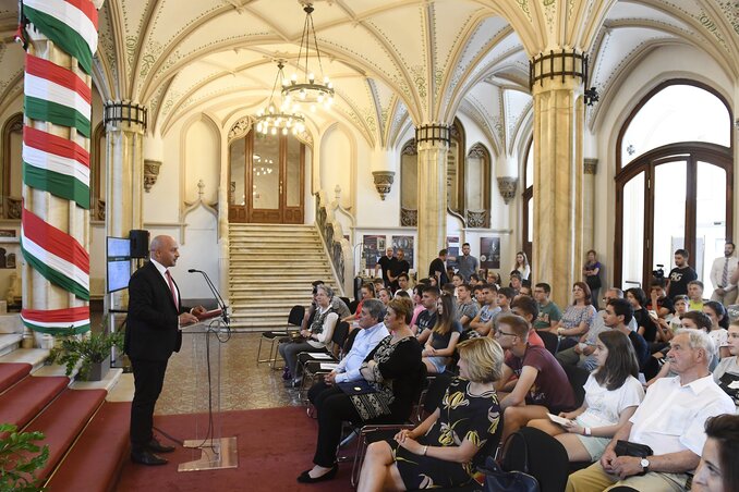 Menyhárt József beszédét tartja a Magyarság Házában (Fotó: MTI)