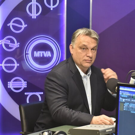 Orbán Viktor a Kossuth rádió stúdiójában (Fotó: MTI)