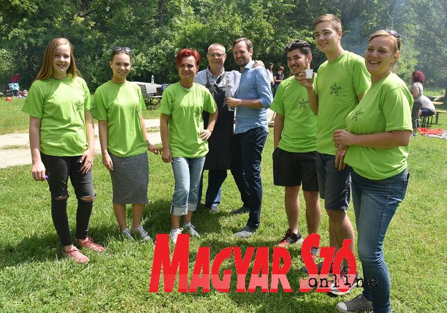 Az Innova csapata Kriska Jámbor Judit vezetővel, Kurunczi Józseffel, a „sonkással”, és Vilmossal, a piknik szervezőjével Az Innova csapata Kriska Jámbor Judit vezetővel, Kurunczi Józseffel, a „sonkással”, és Vilmossal, a piknik szervezőjével