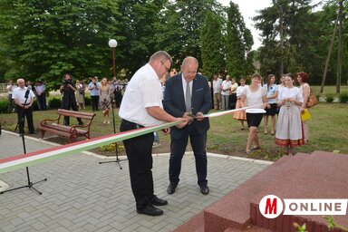 Pásztor István és Csorba Ottó felavatja a felújított emlékművet (kép: Lakatos János)