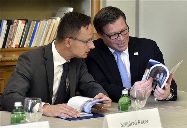 Szijjártó Péter és Connie Mack volt amerikai kongresszusi képviselő (Fotó: MTI) Szijjártó Péter és Connie Mack volt amerikai kongresszusi képviselő (Fotó: MTI)