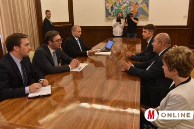 Aleksandar Vučić a VMSZ tisztségviselőivel (Ótos András fotója)