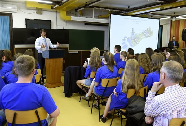 Áder János előadást tart (Fotó: MTI)