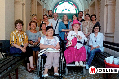 Kávézás a könyvtár árnyékában (Fekete J. József felvétele)