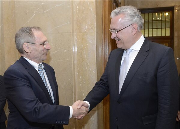 Pintér Sándor belügyminiszter (balról) fogadja Joachim Herrmann bajor tartományi belügyminisztert Budapesten (Fotó: MTI)