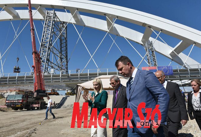 A Žeželj-híd építése 53 millió euróba kerül – A politikusok megtekintik a munkálatokat (Ótos András felvétele)