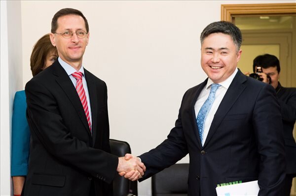 Varga Mihály nemzetgazdasági miniszter és Timur Szulejmenov kazah nemzetgazdasági miniszter (Fotó: MTI)