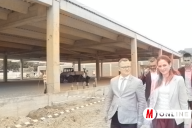 James Gunn és Dušanka Golubović a már álló betonkonstrukció előtt (Fekete J. József felvétele)