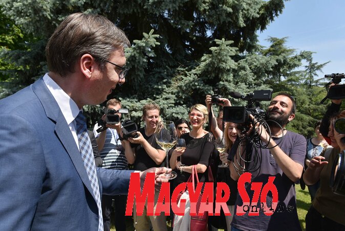 Vučić mond köszöntőt korábbi kormányfői sajtótájékoztatóján (Ótos András felvétele)