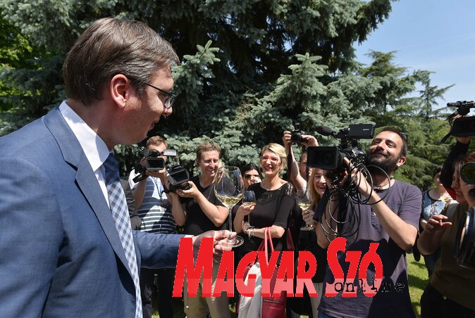Vučić mond köszöntőt korábbi kormányfői sajtótájékoztatóján (Ótos András felvétele) Vučić mond köszöntőt korábbi kormányfői sajtótájékoztatóján (Ótos András felvétele)