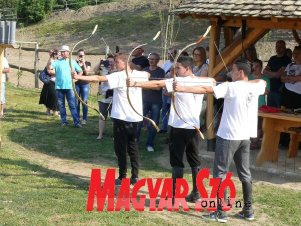 Az adai ifjú lovasíjászok talajról is jól lőnek Az adai ifjú lovasíjászok talajról is jól lőnek
