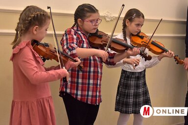 A moholi Csobolyó Művelődési Egyesület kis hegedűsei a bemutatkozásra készülnek (Fotó: Gergely Árpád)