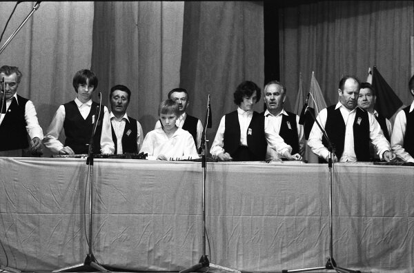 Dormán László felvételén: A  kishegyesi citerazenekar a valahol máshol járó Lajkó Félixszel