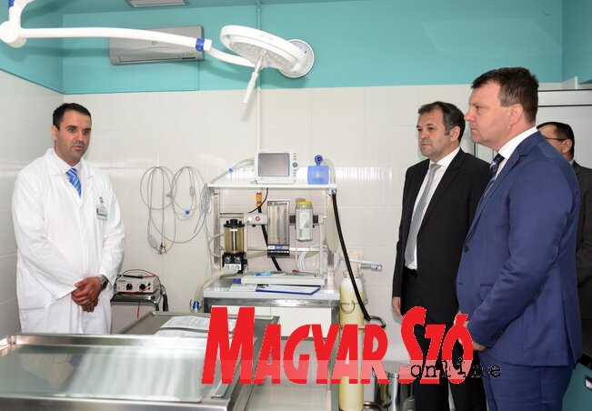 Dr. Toholj, dr. Tica és Mirović a megnyitott Állatorvosi Klinika laboratóriumában  (Fotó: Dávid Csilla)