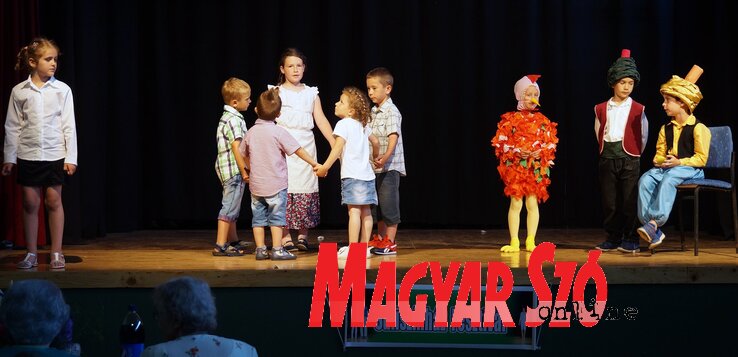 A krajcárt én találtam! Jobbról a díjazott Lunc Tímea. (Nezsény, A kiskakas gyémánt félkrajcárja) A krajcárt én találtam! Jobbról a díjazott Lunc Tímea. (Nezsény, A kiskakas gyémánt félkrajcárja)