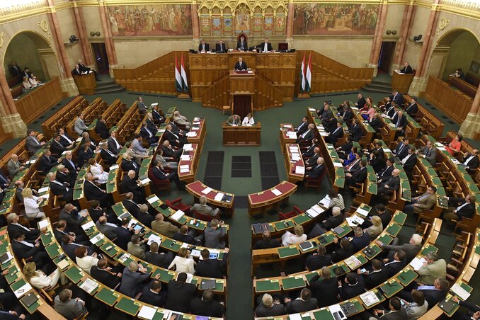 A képviselők a miniszterelnök napirend előtti felszólalását hallgatják (Fotó: MTI)