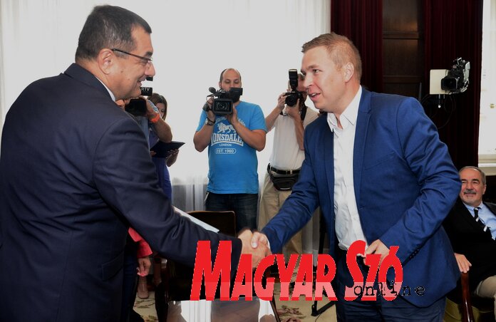 Dr. Zoran Milošević a szabadkai Műszaki Szakfőiskola pályázatot nyert projektumának támogatásáról szóló szerződést átadja dr. Gogolák Lászlónak Dr. Zoran Milošević a szabadkai Műszaki Szakfőiskola pályázatot nyert projektumának támogatásáról szóló szerződést átadja dr. Gogolák Lászlónak