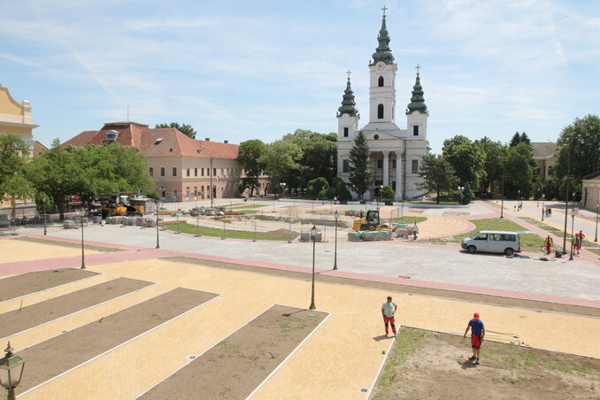 A központot csak őszre fejezik be teljesen, de a kandeláberek már állnak