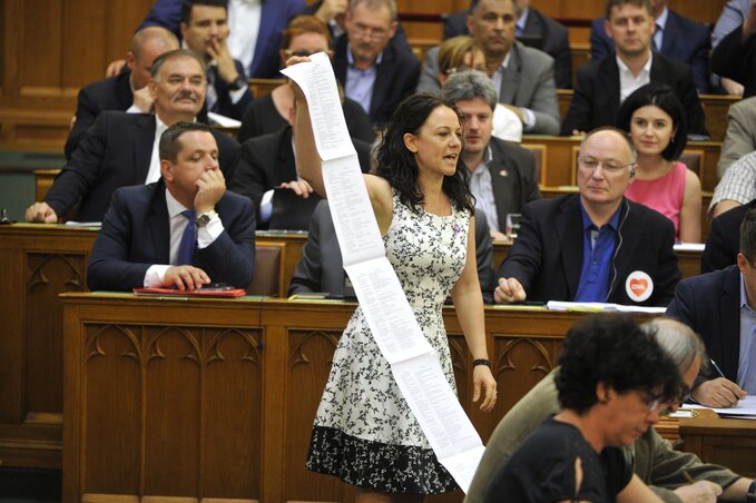 Szabó Tímea független képviselő felmutatja a Norvég Alap által támogatott civil projektekről összeállított listáját (Fotó: MTI)