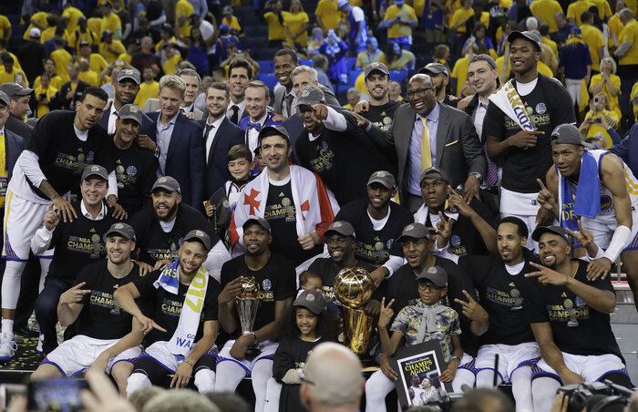 A Golden State Warriors csapata a serlegekkel