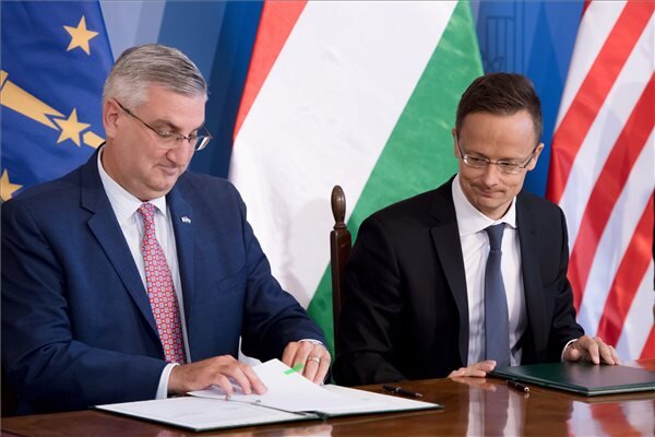 Szijjártó Péter és Eric Holcomb, Indiana kormányzója (Fotó: MTI)