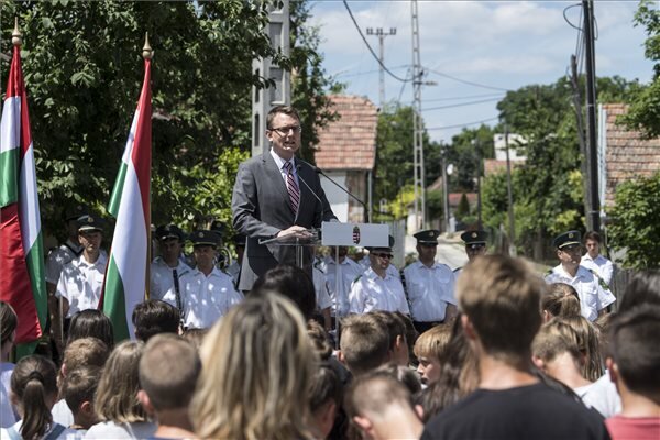 Rétvári Bence Penc községben a háborús emlékműnél mond beszédet (Fotó: MTI)