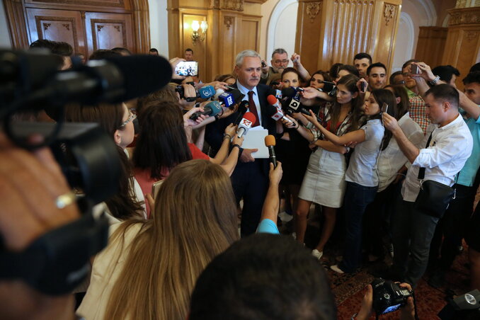 Újságírók gyűrűjében Liviu Dragnea, a PSD elnöke, aki az ellene folyó eljárás miatt nem lehetett miniszterelnök (Fotó: MTI)