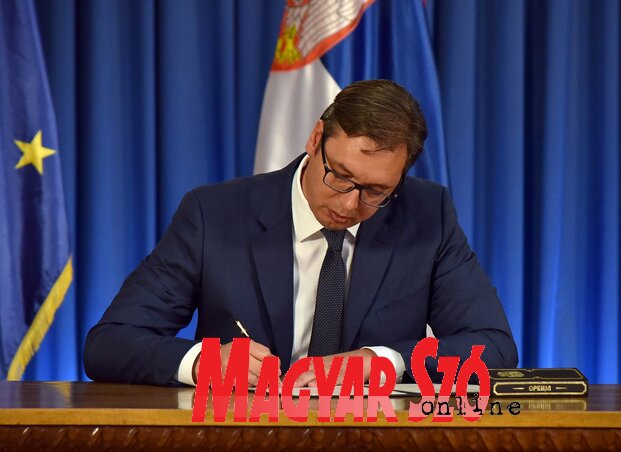 Az államfő a sajtótájékoztatón írta alá a kormányfő személyére tett javaslatát, amit majd a képviselőház elő terjeszt (Ótos András felvétele) Az államfő a sajtótájékoztatón írta alá a kormányfő személyére tett javaslatát, amit majd a képviselőház elő terjeszt (Ótos András felvétele)